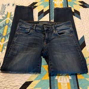 American eagle, super stretch. Size 4 short. No signs of wear!